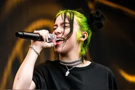 碧梨穿性感束胸衣惊艳全网，撞脸斯嘉丽，却遭网友怒骂：真丢人图片