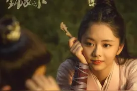 30岁娃娃脸女生职场怎么穿？谭松韵示范轻熟少女系，养眼更亮眼图片