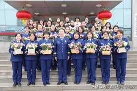 鲜花送给最美的“她”:呼和浩特市消防致敬最美的火焰蓝玫瑰图片