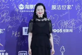 咏梅越老越敢穿，透视网纱连衣裙还搭钻石耳环，高雅不俗气图片