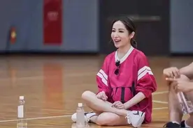 41岁萧亚轩陪小男友打球，玫红色运动服像少女，看不出差16岁图片