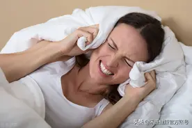 尴尬！外阴又疼又肿，都不敢小便了，怎么回事？图片