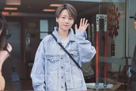 中性风女孩怎么选衬衫？让刘雨昕来告诉你，4种搭配法让你帅到爆图片