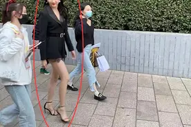 路人偶遇关晓彤，穿西装裙秀超长双腿，生图略显壮硕和精修差距大图片
