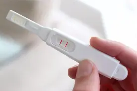 女教师未婚先孕，男友提分手和前妻复婚，亲妈：自己选的路自己走图片