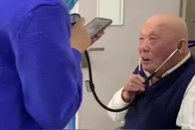 （视频）@太原人！护士巧用听诊器帮听障大爷点菜图片