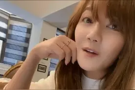 秘密结婚？43岁梁静茹素颜出镜似少女，无名指钻戒吸睛疑再婚图片