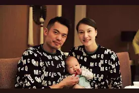 谢杏芳教儿子打羽毛球，运动天赋不输林丹，一家三口甜蜜如初图片