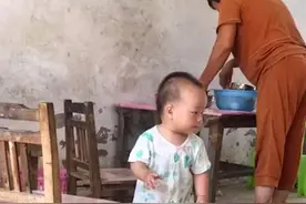 安徽：龙凤胎1岁姐姐突然站起来第一次独自走路，奶奶的反应亮了图片