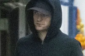 34岁罗伯特·帕丁森出街照！增肌6个月，纤瘦吸血鬼变肌肉蝙蝠侠图片