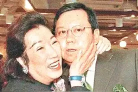 林建岳为龙凤胎庆祝生日，63岁精神十足老当益壮，女友小他24岁图片