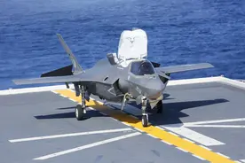 美军F-35B在“出云号”起降，二战后第一架战机从日本航母上起飞图片