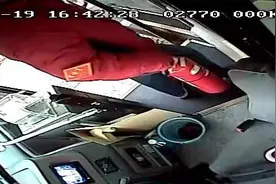 石家庄：环卫工清洁车着火，公交司机和热心乘客出手相助灭火图片