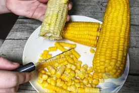 剥玉米再也不用一粒粒的抠了，老农教你一分钟可以剥十个图片