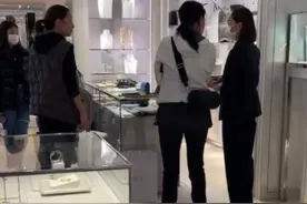 那英带女儿伦敦逛街，被曝对孩子态度严厉，14岁苹果大长腿抢眼图片