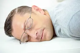 劳累过度，有这5个症状，是身体透支的表现，劝你该休息了图片