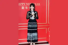 42岁刘涛难掩法令纹，穿蕾丝长裙看似显瘦，却意外显腰粗了一圈图片