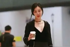 田朴珺不愧是“王的女人”，睡衣出街太高级，白皙肤质比爱豆还嫩图片