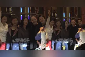 宋丹丹毛阿敏那英私下聚会，姐妹相聚亲密吻别，梁静发胖到认不出图片