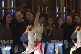 宋丹丹毛阿敏那英私下聚会，姐妹相聚亲密吻别，梁静发胖到认不出图片