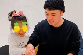 陈赫与妻女庆生照曝光！安安紧握爸爸手切蛋糕，桌上猪蹄太接地气图片