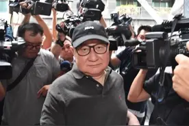 百亿富豪破产后，依然坐奔驰住3亿豪宅，还娶了初中同学的女儿图片
