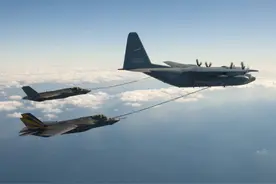 美军F35撞上加油机，一下损失上亿美元！难道隐身性能太好了？图片