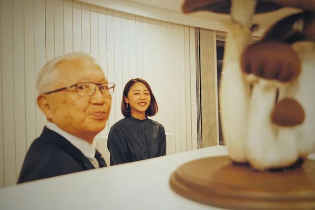 北京女孩家里蹲11年，与社会完全脱节，却红到国外