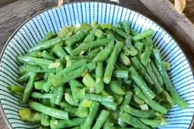 豆角焯水做成蒜蓉豆角不仅节约炒至时间口感也超级棒全家都喜欢吃图片