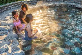 一个泉眼养活一座温泉小镇，5元泡一次真温泉图片