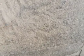 平川区小黄湾岩画￨站立的北山羊图片