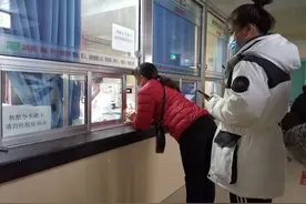 河南周口第一人民医院出现“丁义珍式窗口”，院方：已知晓，什么时候能解决好还不清楚图片