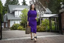 孟晚舟庭审结束终于露出轻松笑容！蝙蝠袖紫裙太美，女英雄风采啊图片