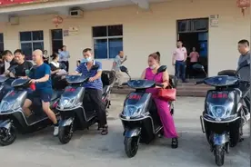 万宁和乐镇为乡村振兴工作队配发专用电动车 畅通最后一公里图片
