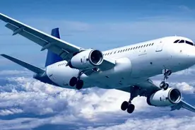 飞机机翼很单薄，发动机和油箱却都挂上面，是设计缺陷还是故意？图片