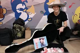 37岁女歌手沦为街头艺人，花光百万付不起房租：日子再难咬牙过图片