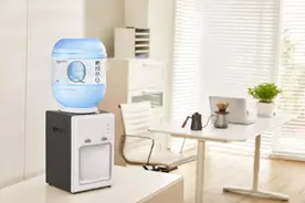 真正天然矿泉水，矿物质「看得见」图片