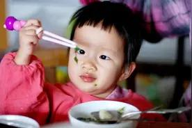 为宝宝挑选合适的筷子 你要注意这几项 以免引起宝宝对筷子产生反感图片