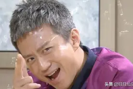 38岁邓超坐飞机被粉丝拍到，网友：真人和相片还是有差距的！图片