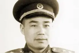 1955年授予中将衔，1964年被降为大校，小平：一代战将图片