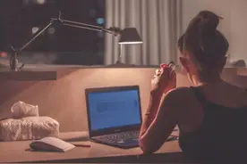 在我国晚上时间是美国的白天，故熬夜无害？图片