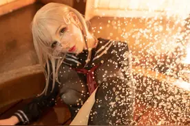 美艳Coser外拍竟化身救火队员 现场照片曝光 围观群众纷纷点赞图片