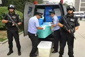 高考试卷竟然比钱还重要？看看押运人员都用什么枪就知道了图片