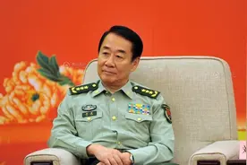 他是王光美的独子，37岁担任河南副省长，58岁成为上将，今年70岁图片