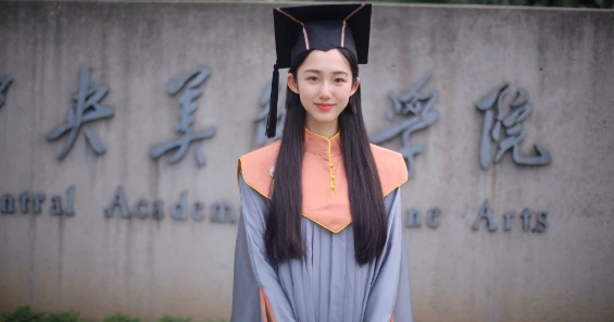 中央美院的学士服美上热搜！这是什么神仙毕业现场？