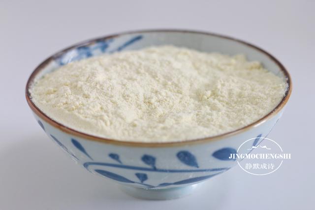 黄米面红枣年糕，面和枣各两层，软糯香甜，北方过年必备食物