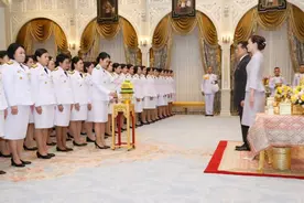 68岁泰王演讲，面对美女官员腰杆挺直，苏提达“踩针”站姿挺拔图片