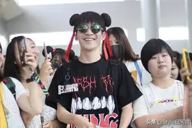 大张伟太可爱了，扎“哪吒”头获众人跟拍，cos哪吒太搞笑了图片