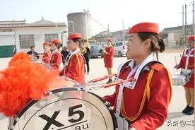 乡村女指挥家火爆全网：有人笑她土，有明星却要找她拜师图片