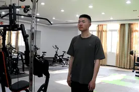 运动后肌肉酸痛？快看兵哥花式拉伸“玩”出新高度图片